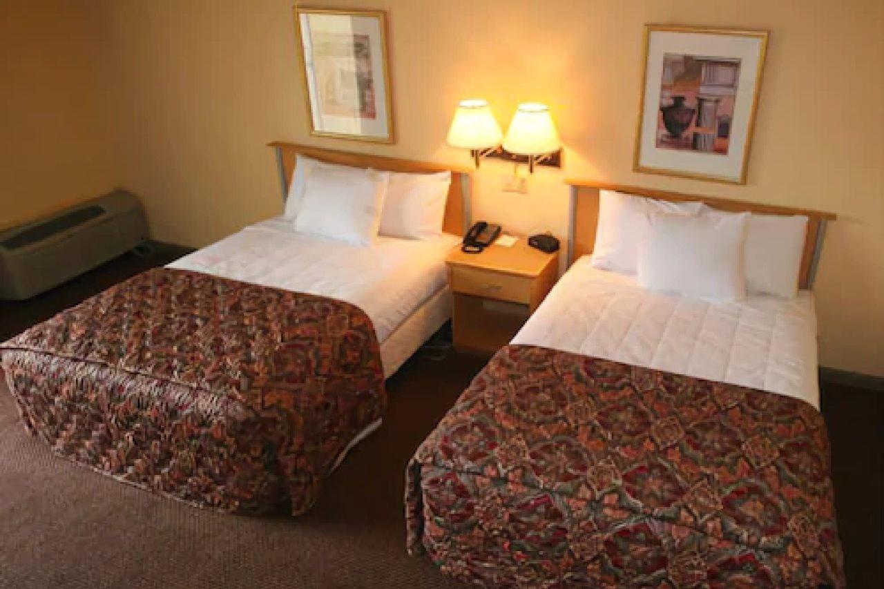 Knights Inn Six Flags Lodge West 객실 사진